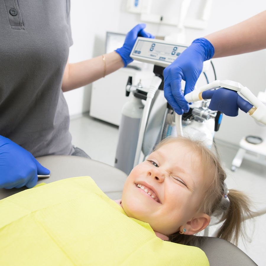 Criança em atendimento odontológico